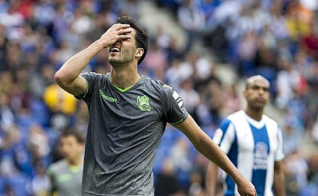 Merino se echa la mano derecha a la cabeza, ayer en el campo del Espanyol, donde la Real perdió.