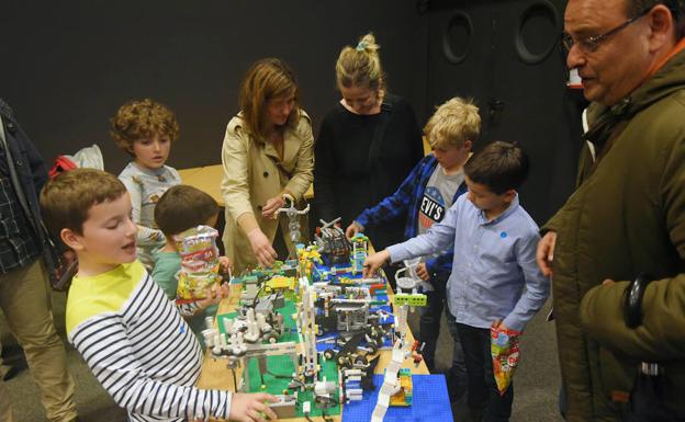 Un grupo de chavales participan en la Basque Robot League.