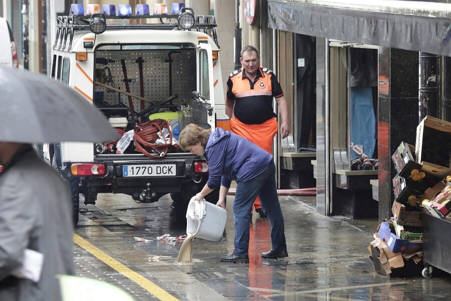 Después de todo el fin de semana lloviendo se han multiplicado los incidentes en las carreteras de Gipuzkoa y los ríos permanecen en alerta.