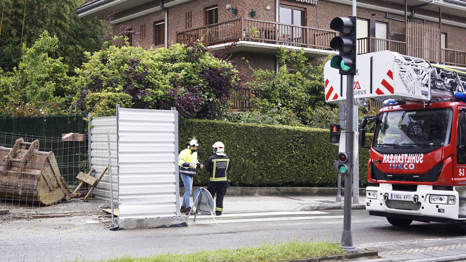 El viento lanzó la grúa de la obra del ambulatorio de Aiete contra la chimenea de una casa colindante