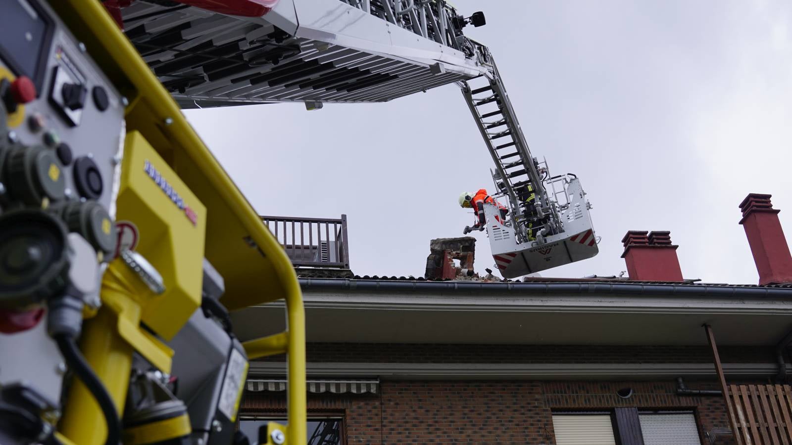 El viento lanzó la grúa de la obra del ambulatorio de Aiete contra la chimenea de una casa colindante