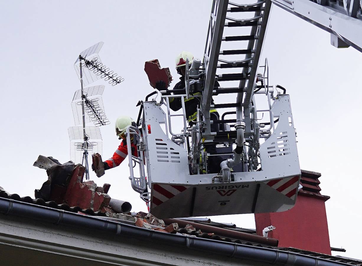 El viento lanzó la grúa de la obra del ambulatorio de Aiete contra la chimenea de una casa colindante