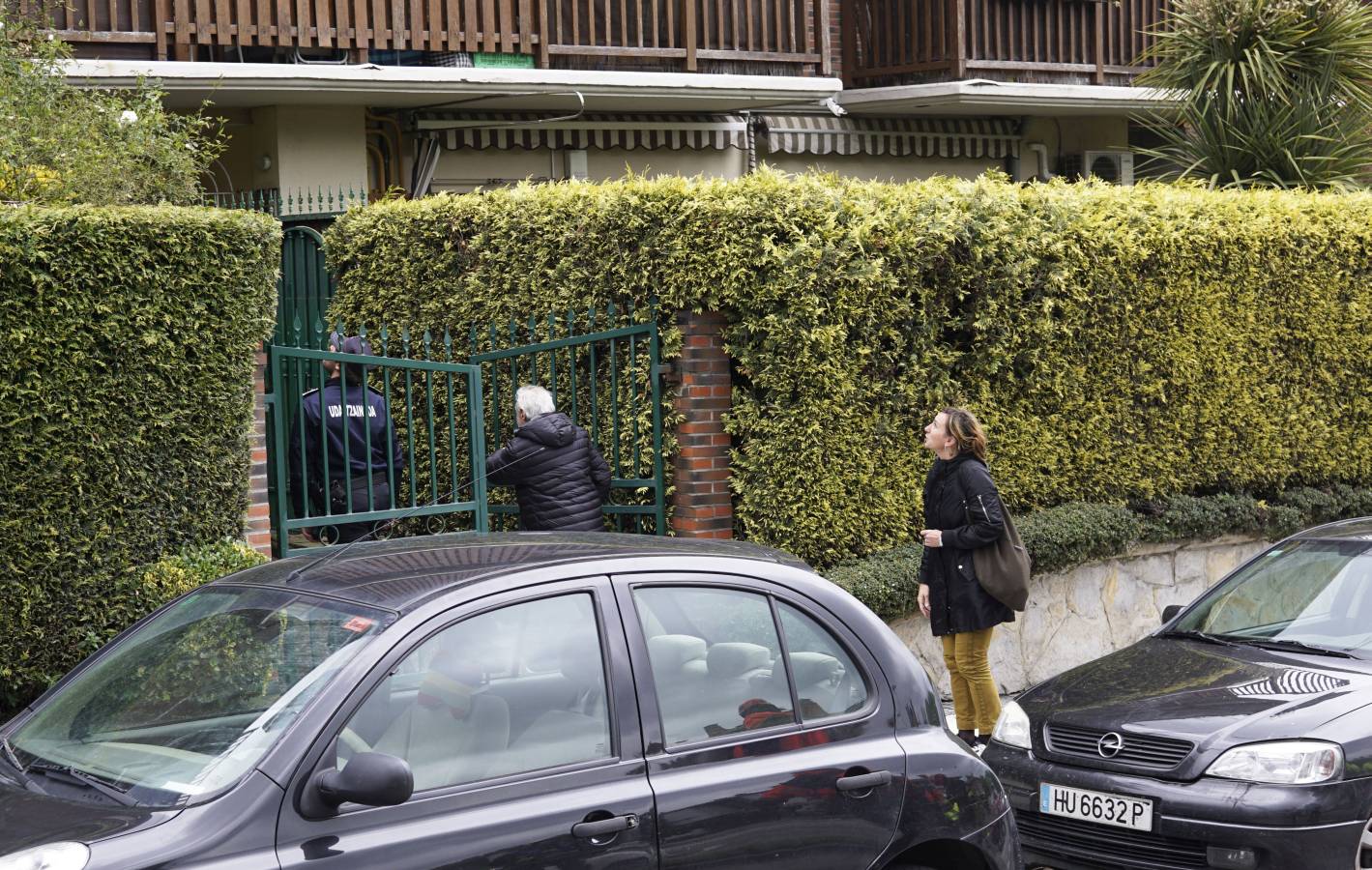 El viento lanzó la grúa de la obra del ambulatorio de Aiete contra la chimenea de una casa colindante