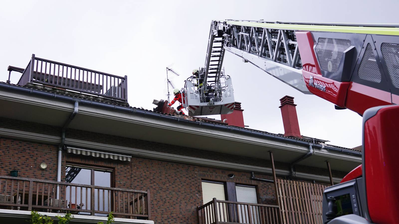 El viento lanzó la grúa de la obra del ambulatorio de Aiete contra la chimenea de una casa colindante