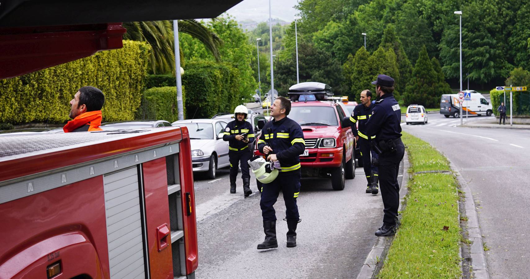 El viento lanzó la grúa de la obra del ambulatorio de Aiete contra la chimenea de una casa colindante