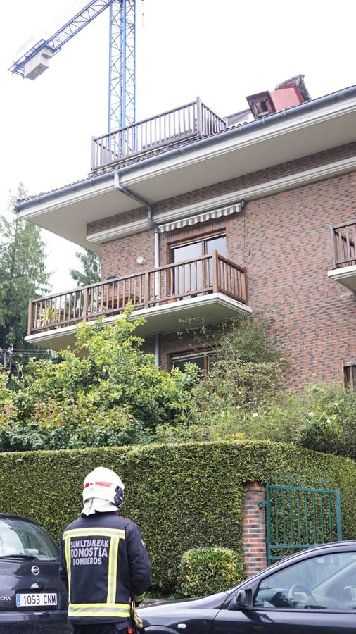 El viento lanzó la grúa de la obra del ambulatorio de Aiete contra la chimenea de una casa colindante