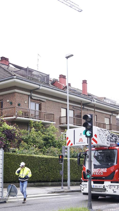 El viento lanzó la grúa de la obra del ambulatorio de Aiete contra la chimenea de una casa colindante