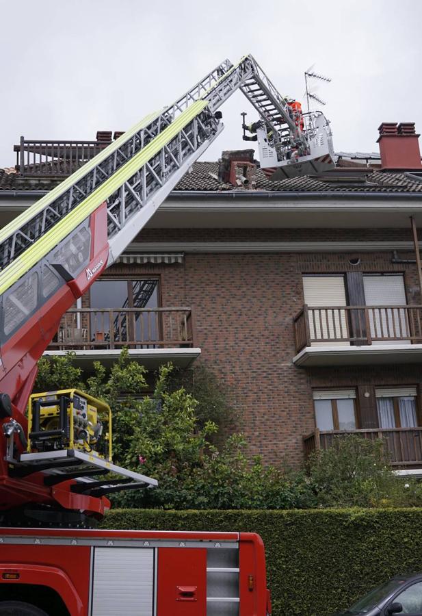 El viento lanzó la grúa de la obra del ambulatorio de Aiete contra la chimenea de una casa colindante