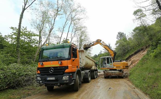 Una excavadora retira la tierra de la carretera GI-3440, entre Jaizkibel y Pasai Donibane.