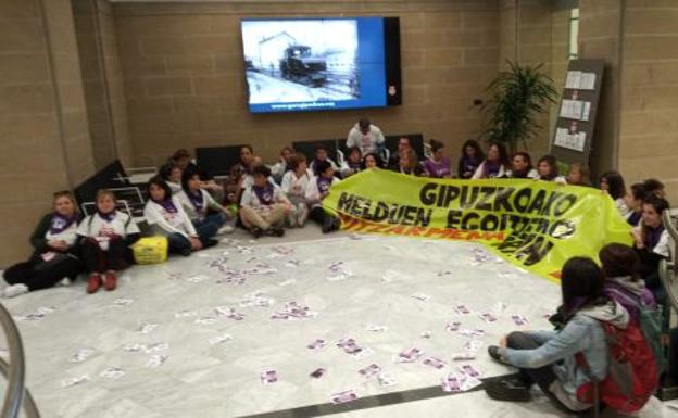 La protesta de LAB en la sede de la Diputación.