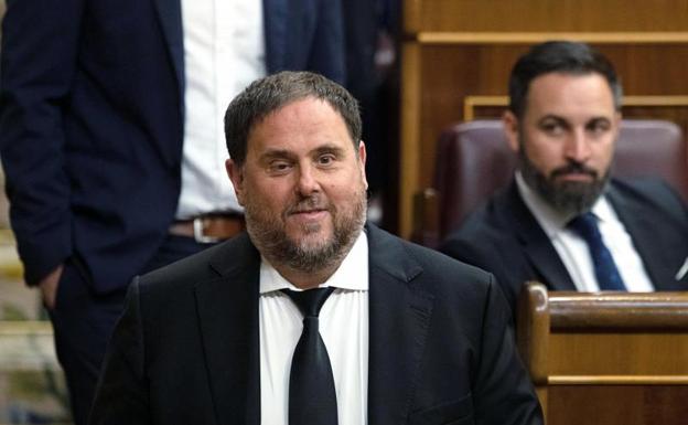 Oriol Junqueras pasa al lado de Santiago Abascal, el martes en el Congreso. 