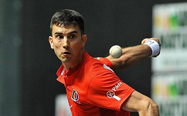 Mikel Urrutikoetxea arma el brazo para golpear la pelota de derecha.