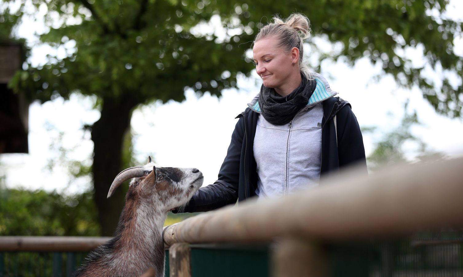 Alexandra Popov, capitana de la selección alemana que disputará el próximo Mundial, visita a los animales del parque de Essehof, donde se formó como cuidadora, para despejar su cabeza antes de la cita mundialista en Francia. 