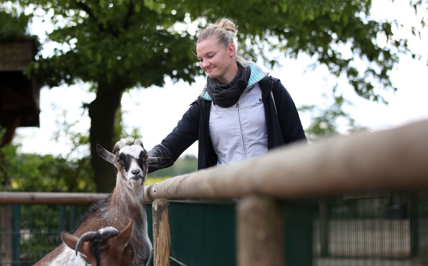 Alexandra Popov, capitana de la selección alemana que disputará el próximo Mundial, visita a los animales del parque de Essehof, donde se formó como cuidadora, para despejar su cabeza antes de la cita mundialista en Francia. 