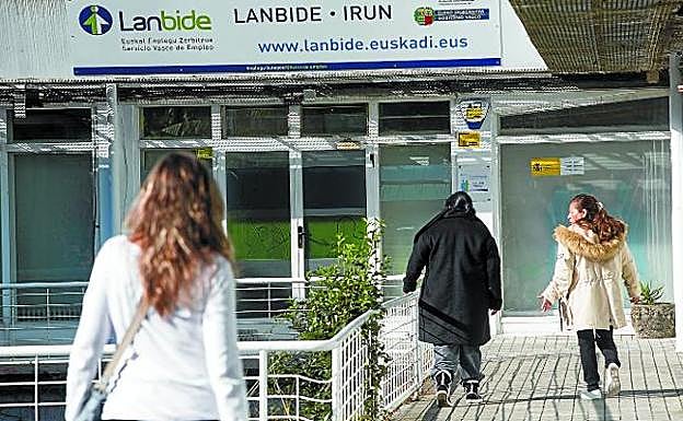 Lanbide avisará a beneficiarios de la RGI para apuntarse en Etxebide
