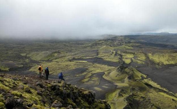 Investigadores observan la fisura del volcán Laki. Su erupción fue una de las más mortíferas de la historia.