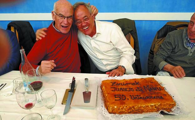 Miguel Mari Larburu, padre blanco durante 41 años en Argelia, y Juanjo Lizarza, párroco de Igeldo y uno de los homenajeados.