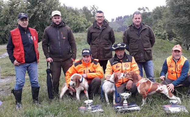 Arkaitz Etxarri, en el centro, con la txapela que le acredita como campeón de Euskadi. 