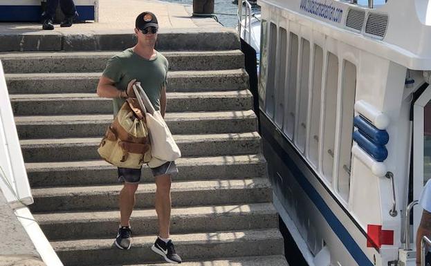 Chris Hemsworth embarcando en el catamarán 'Ciudad de San Sebastián' durante su estancia en Donostia el pasado verano