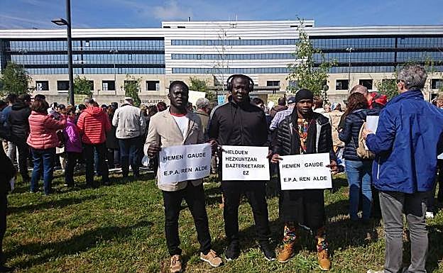 Tres inmigrantes que acuden al centro educativo de Donostia, en la concentración ante Lakua. 