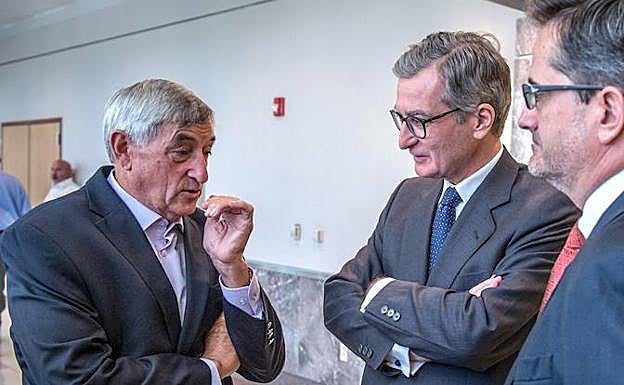 Cándido Ibar (i), padre de Pablo Ibar, habla con el embajador de España en Estados Unidos, Santiago Cabanas (c), y el cónsul general de España en Miami, Cándido Creis. 