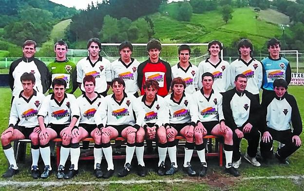 Hace 25 años. El equipo juvenil de aquel entonces, con el propio Martija y Belmonte de entrenadores. 