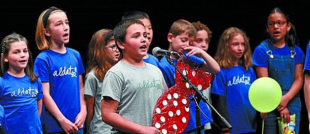 La actividad de bertsolarismo escolar cumple doce años en los centros eibarreses.