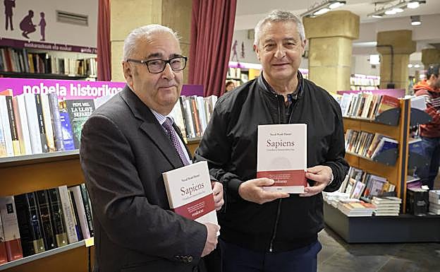 Sagarna, eskuinean, Kintanarekin batera liburua aurkeztu zuen egunean