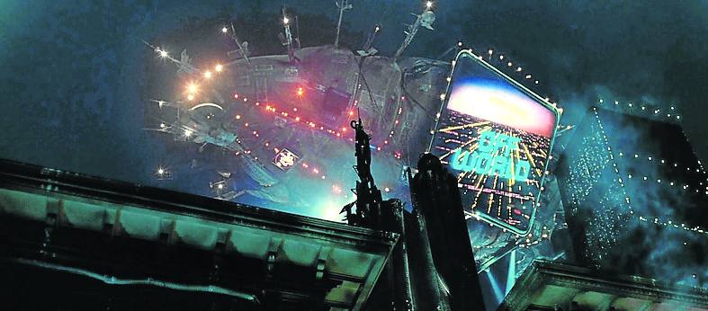 Colonias exteriores. Son la esperanza de la Humanidad. En la película se plantea la conquista del espacio. Aquí ni siquiera hemos vuelto a la Luna desde 1972 mientras que en ‘Blade Runner’ la esperanza de sobrevivir está en otros mundos. Tampoco tenemos coches aéreos, aunque hay proyectos de vehículos de ese tipo para el transporte urbano, y los drones ya están por todos lados.