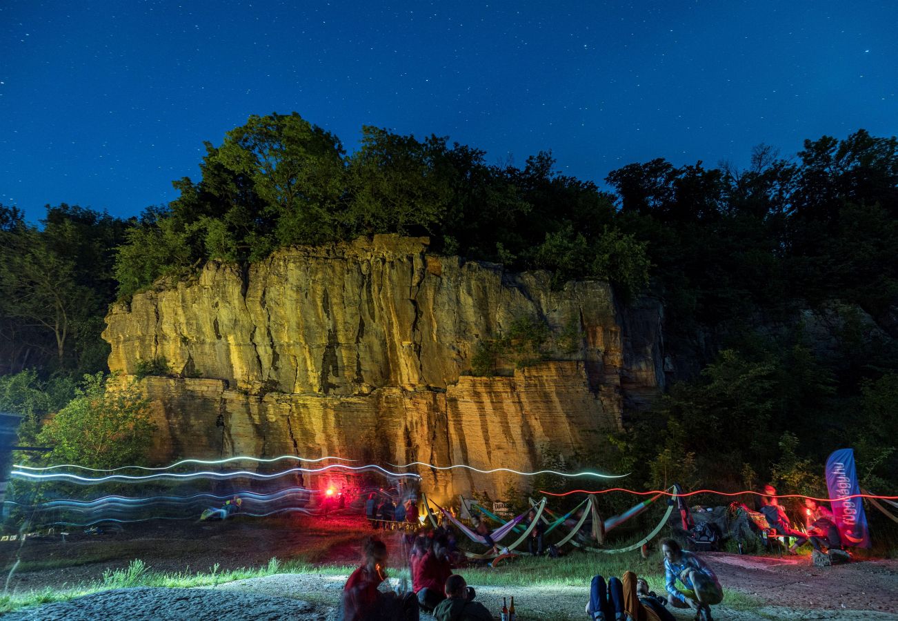 Este fin de semana se ha celebrado en las montañas Gerecse (Hungría) el KisGeri 24 Rock Climbing and Highline Festival, un evento de tres días cuyo acto central es una competición de 24 horas para escaladores profesionales y otra de 12 horas para amateurs.