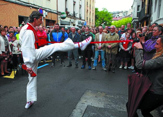 Aurresku de honor ante miembros de las Juntas de Mandos y del Alarde y representantes de la Cofradía de Hondarribia.