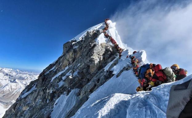 Atasco en la subida al Everest. 