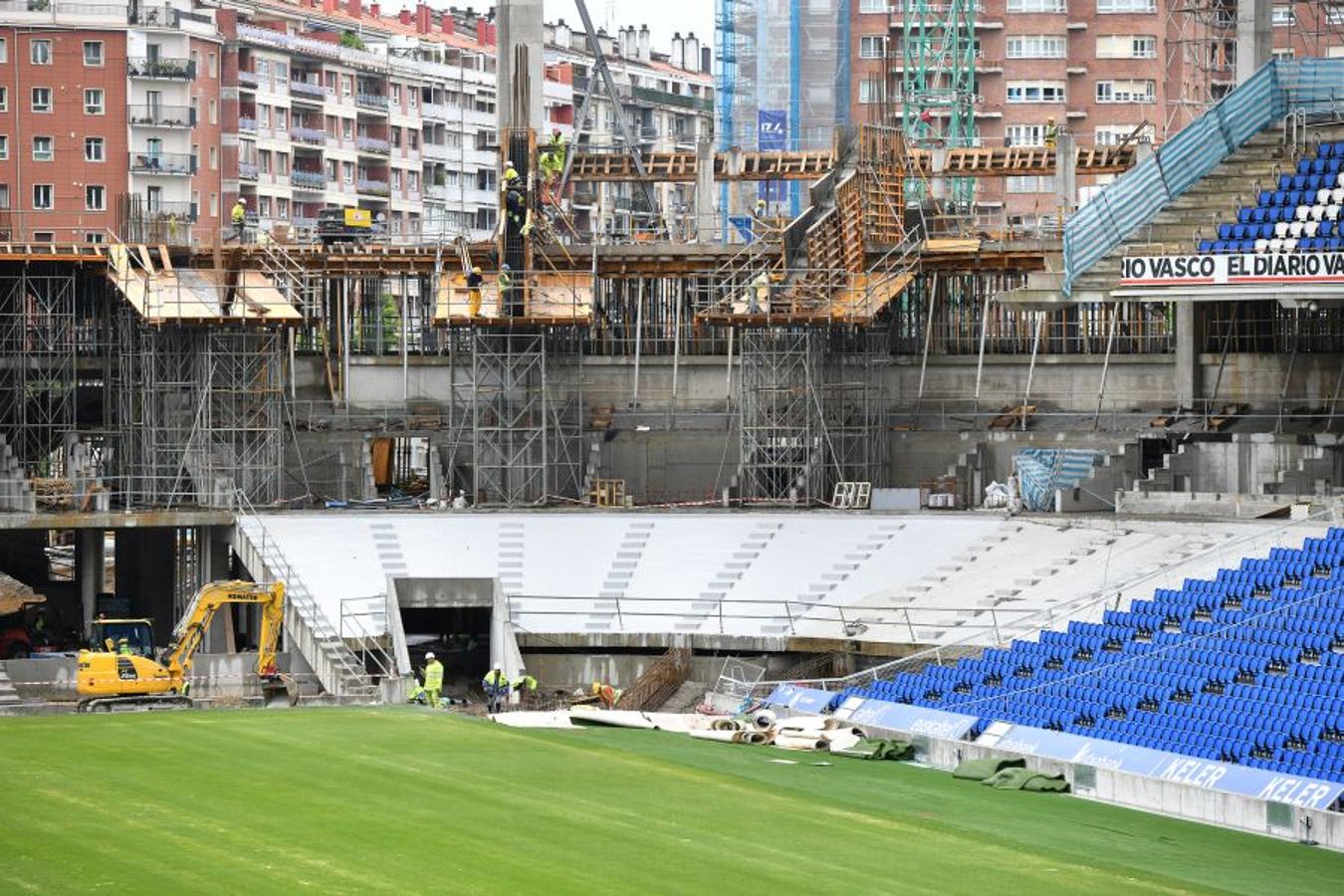 La futura grada familiar va cogiendo forma y los operarios comienzan la construcción del anillo superior de la grada Norte 