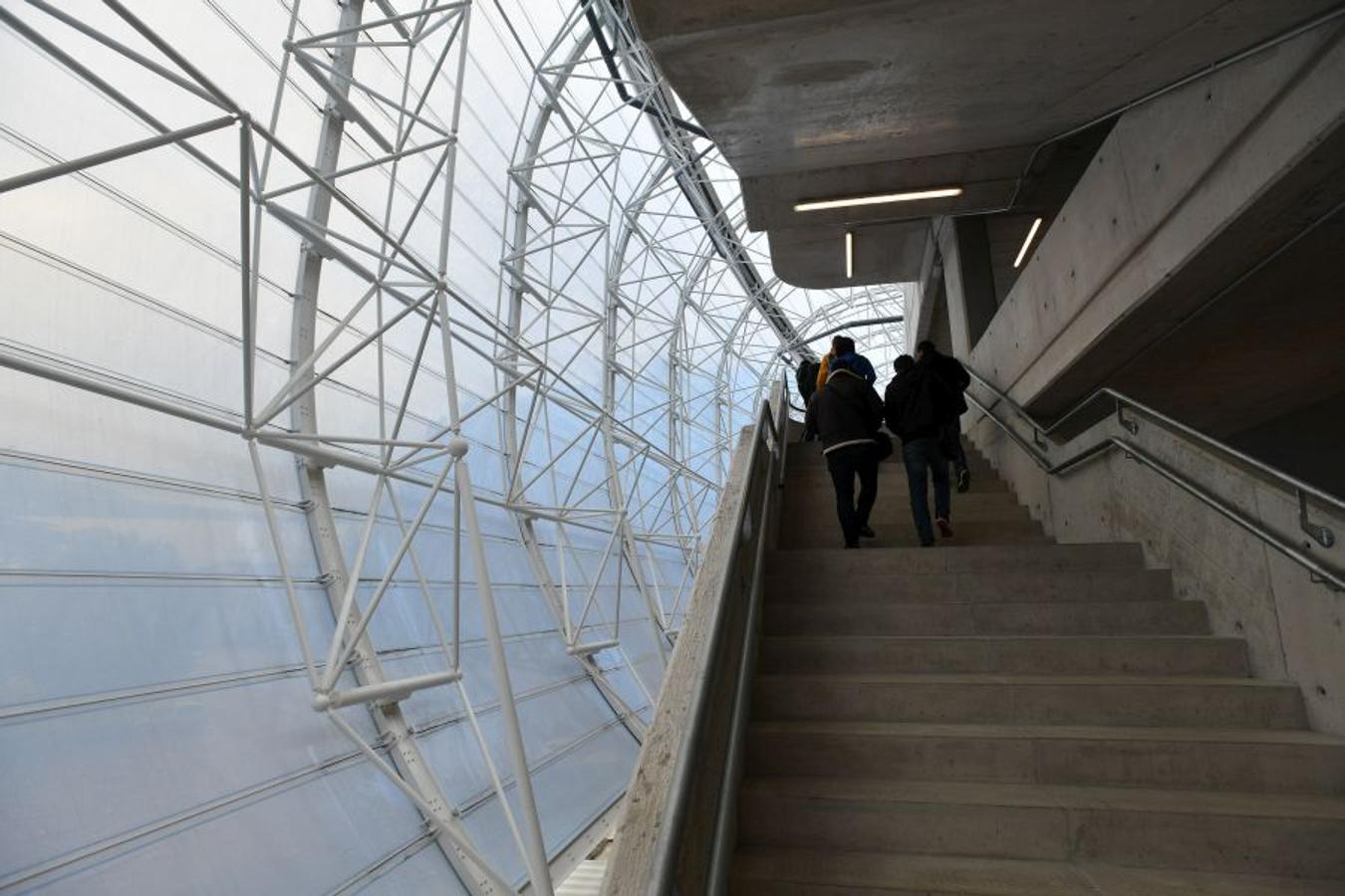 La futura grada familiar va cogiendo forma y los operarios comienzan la construcción del anillo superior de la grada Norte 