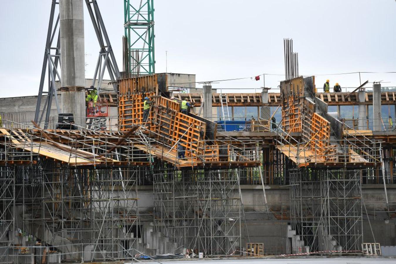 La futura grada familiar va cogiendo forma y los operarios comienzan la construcción del anillo superior de la grada Norte 