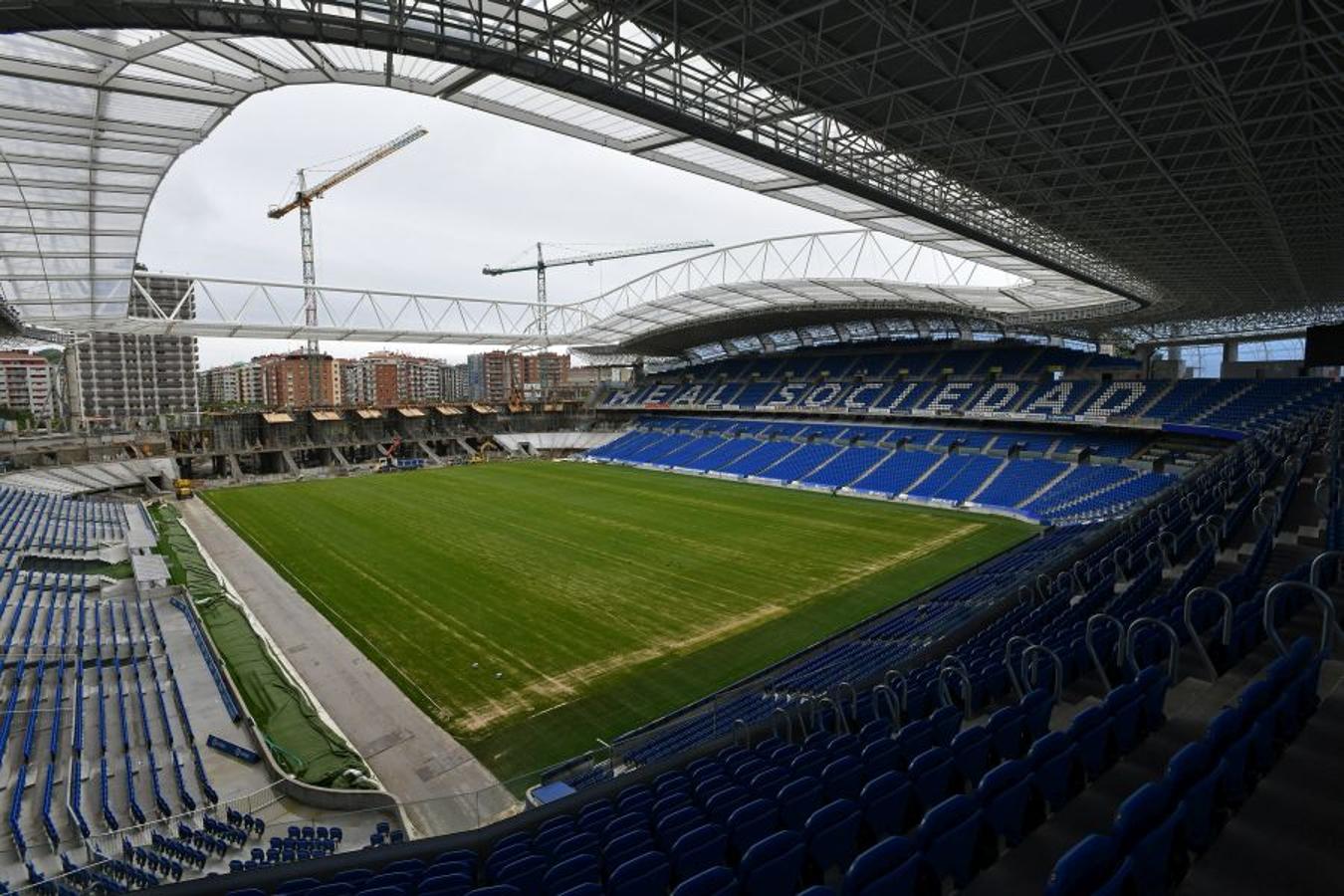 La futura grada familiar va cogiendo forma y los operarios comienzan la construcción del anillo superior de la grada Norte 