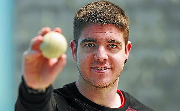 Iker Irribarria muestra una pelota en el frontón de Arama, su localidad natal. 