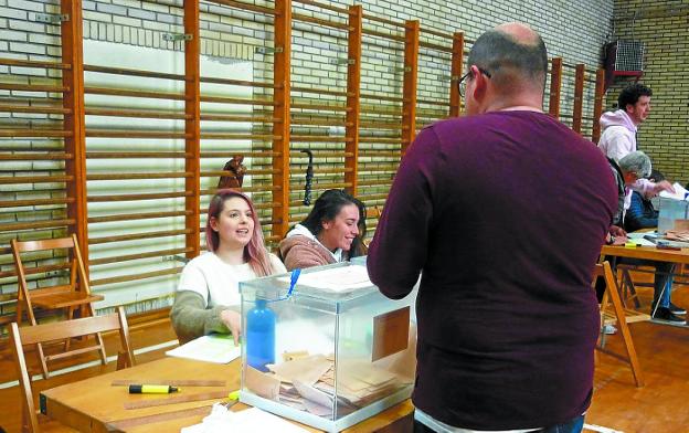 Un vecino de Trintxerpe ejerce su derecho al voto en las urnas de Karmengo Ama.