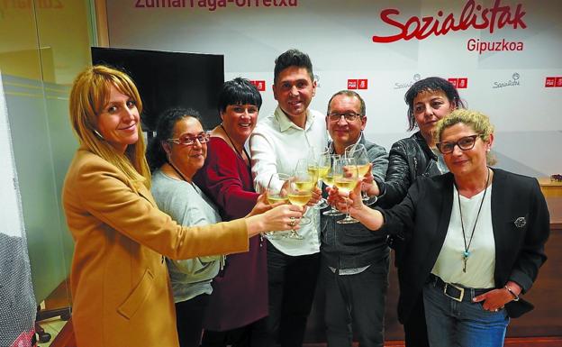 Errasti, Iglesias, Maiza, Serrano, Bermejo, Aliste y González celebran la victoria del PSE-EE.