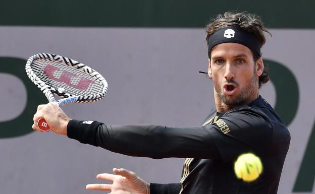 López durante el partido ante Karlovic en Roland Garros