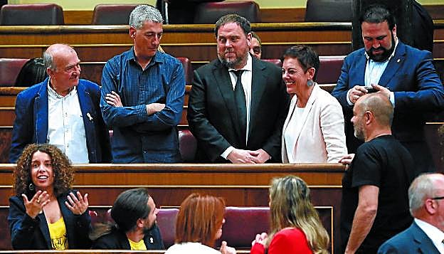 Los diputados de EH Bildu Matute, Aizpurua e Iñarritu flanquean a Junqueras en el Congreso. 