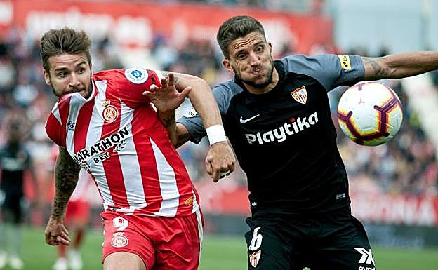Portu pugna por el balón con el sevillista Carriço durante el partido jugado a finales de abril en Montilivi. 
