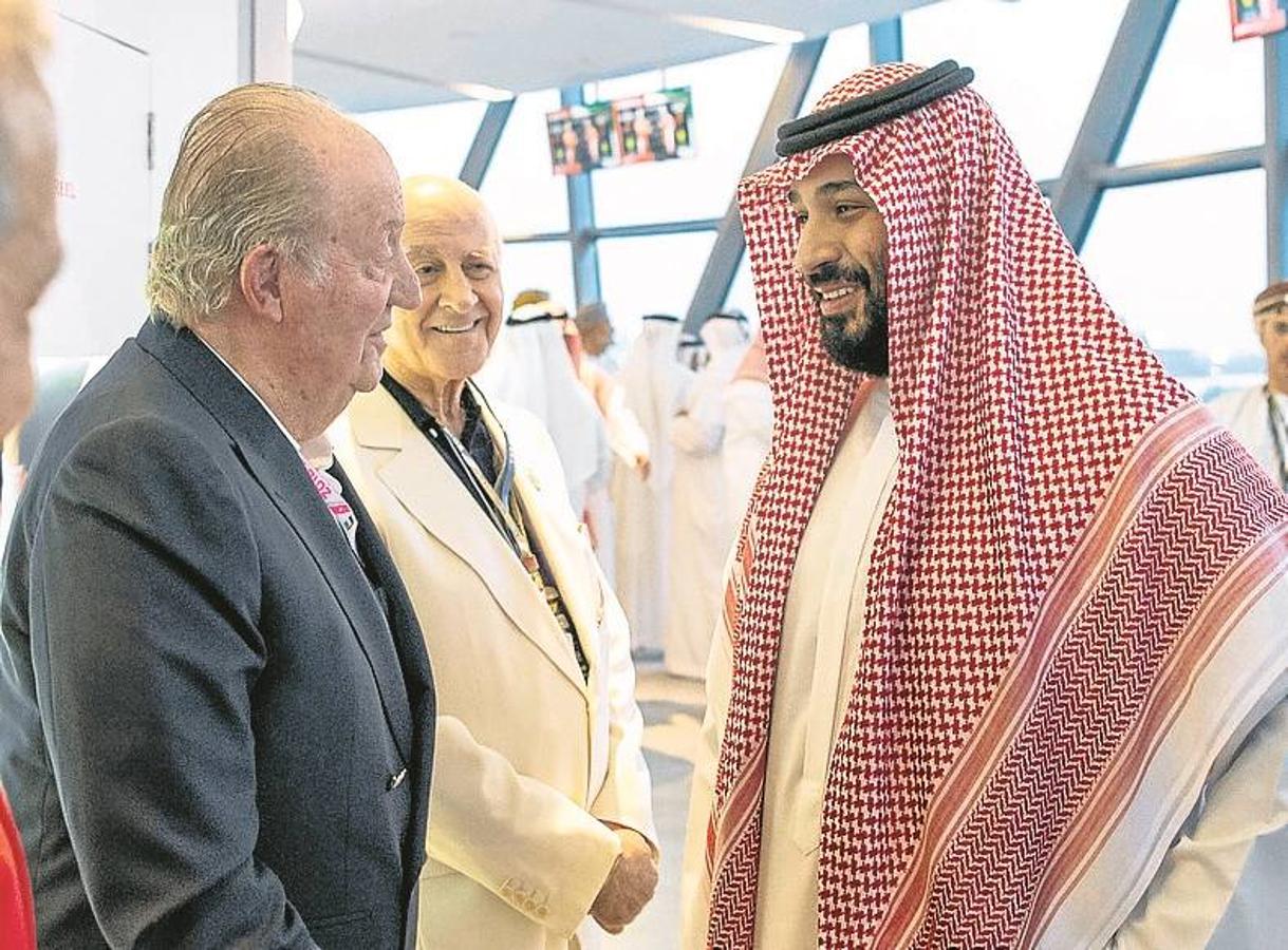 En las carreras. El Rey emérito saluda al príncipe saudí Mohammed Bin Salman en el último gran premio de Fórmula I de Abu Dabi