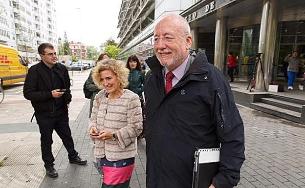 El cardiólogo Ángel María de Loma, uno de los testigos por las presuntas irregularidades de la OPE de Osakidetza, saliendo del juzgado de Vitoria.