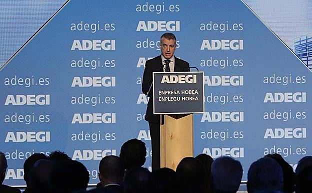 El lehendakari Iñigo Urkullu interviene en el acto de Adegi.