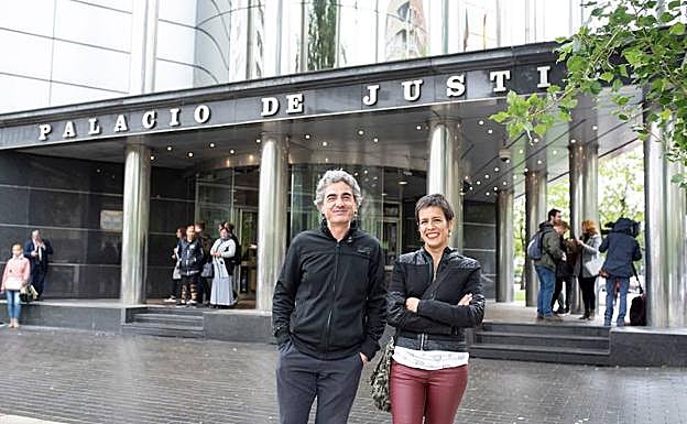 El delegado del sindicato ESK, Patxi Nicolau, junto a Marta Macho, la anestesista que denuncio las irregularidades en el OPE de Osakidetza, Servicio Vasco de Salud, el pasado martes. 