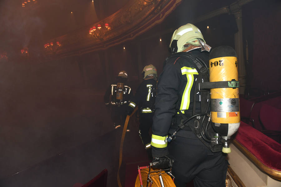 Fotos: Simulacro de incendio en el Teatro Victoria Eugenia