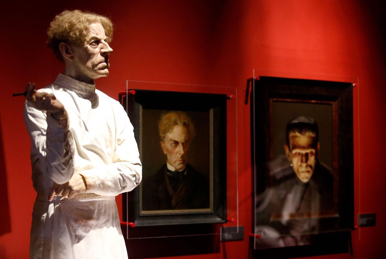 La exposición 'Guillermo del Toro. En casa con mis monstruos' reúne una colección de artículos personales que el directos ha usado en sus películas. México