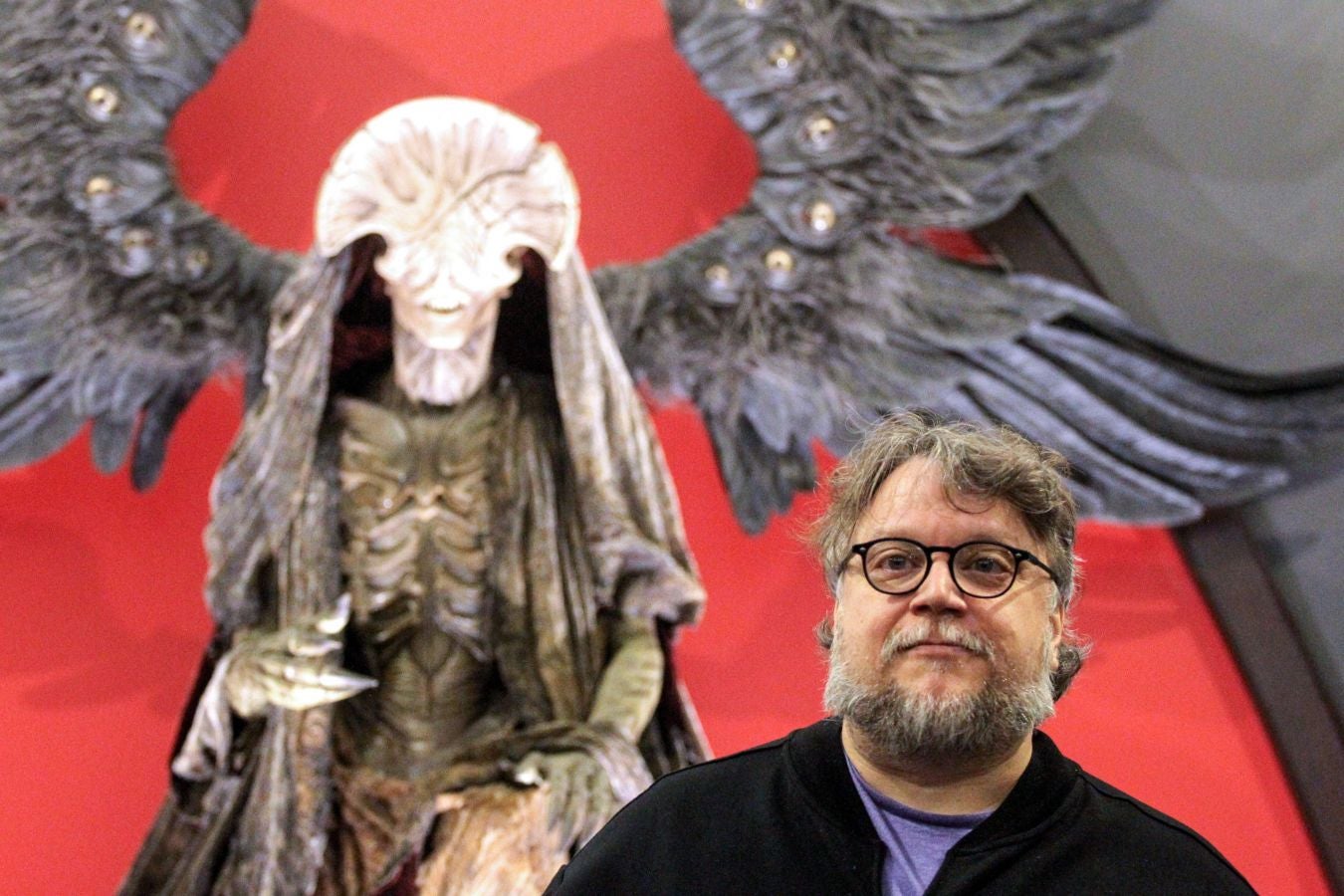 La exposición 'Guillermo del Toro. En casa con mis monstruos' reúne una colección de artículos personales que el directos ha usado en sus películas. México