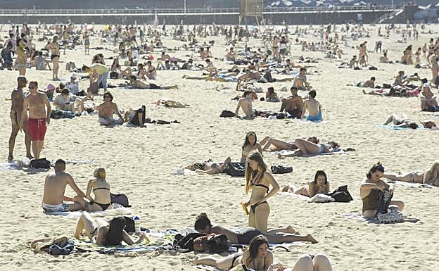 Imagen principal - Las playas de La Zurriola y La Concha, este viernes.